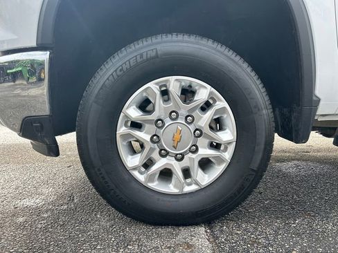 Used 2024 Chevrolet Silverado 2500 LT AWD/4WD image 10