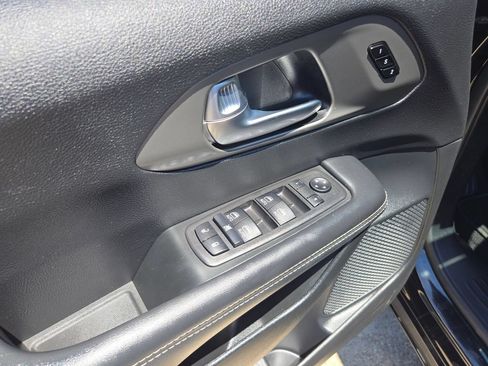 Used 2025 Chrysler Pacifica Select FWD image 13