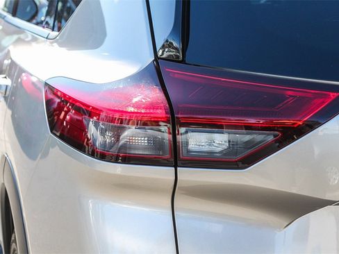 Used 2021 Nissan Rogue SL image 11