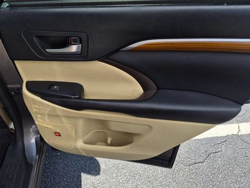 Used 2017 Toyota Highlander Limited FWD image 29