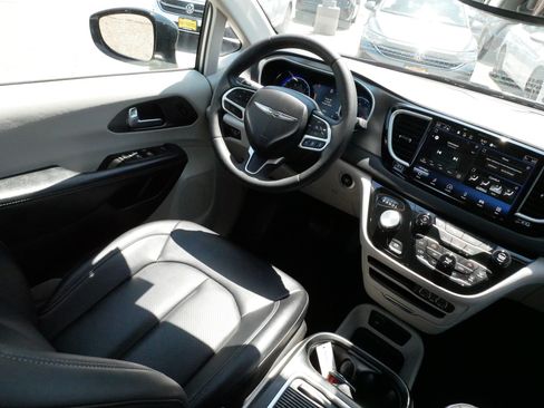 Used 2024 Chrysler Pacifica Touring-L FWD image 9