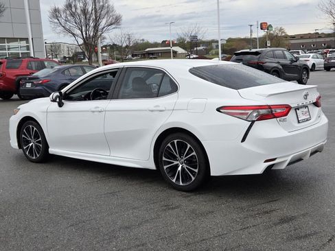 Used 2019 Toyota Camry SE image 3