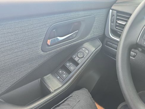 Used 2023 Nissan Rogue SV image 32