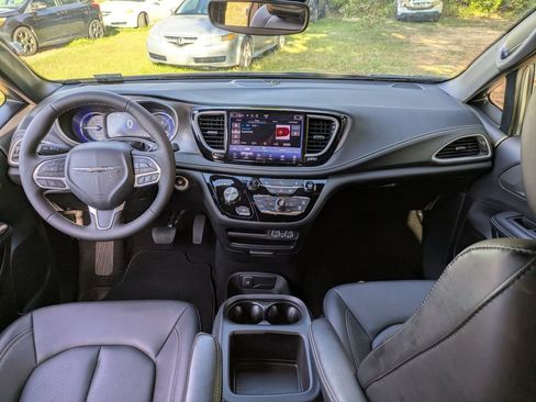 Used 2025 Chrysler Pacifica Select FWD image 23