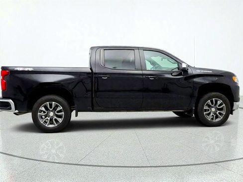 Used 2022 Chevrolet Silverado 1500 LT AWD/4WD image 4