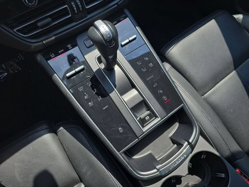 Used 2024 Porsche Macan AWD/4WD image 23