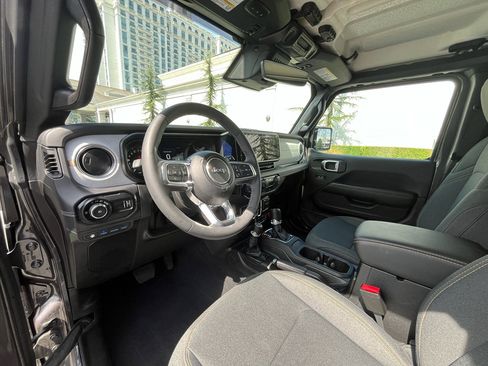 Used 2025 Jeep Wrangler Sahara image 17
