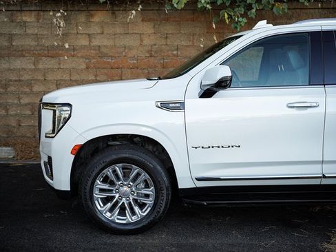 Used 2021 GMC Yukon SLT w/ SLT Premium Package image 5