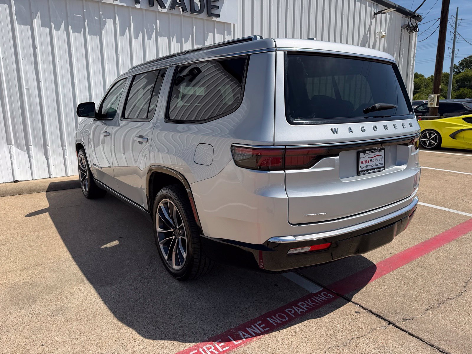 Used 2022 Jeep Wagoneer Series III w/ Premium Group I AWD/4WD image 4