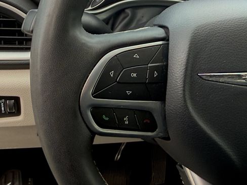 Used 2024 Chrysler Pacifica Touring-L FWD image 27