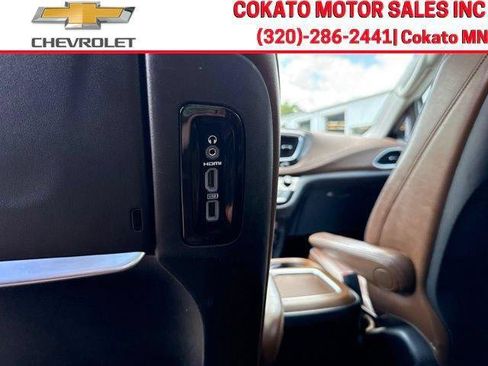 Used 2017 Chrysler Pacifica Limited w/ UConnect Theater Package FWD image 17