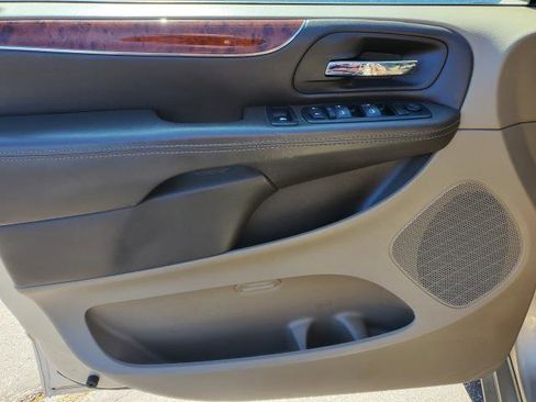 Used 2014 Chrysler Town & Country Touring FWD image 18
