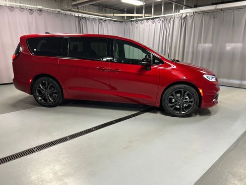 New 2026 Chrysler Pacifica Select image 8
