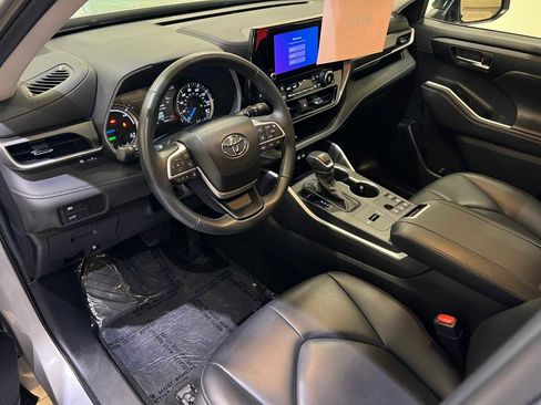 Certified 2024 Toyota Highlander XLE image 2
