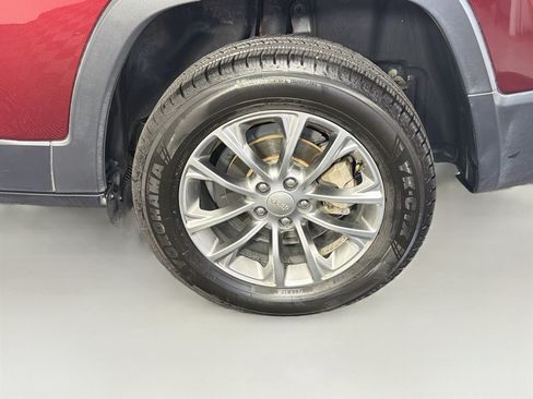 Used 2019 Jeep Cherokee Latitude Plus FWD image 11