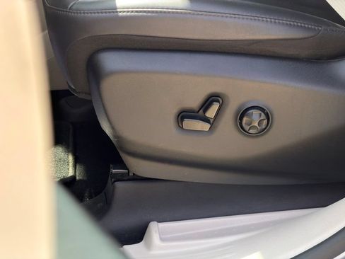 Used 2024 Chrysler Pacifica Touring-L FWD image 12