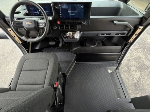 Used 2025 Chevrolet Brightdrop 600 w/ Power Door Package image 9