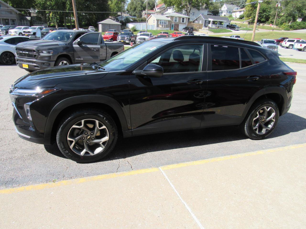 Used 2025 Chevrolet Trax LT FWD image 10