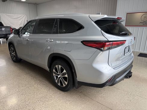 Used 2023 Toyota Highlander XLE image 3
