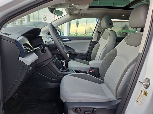 Certified 2023 Volkswagen Taos SE image 9