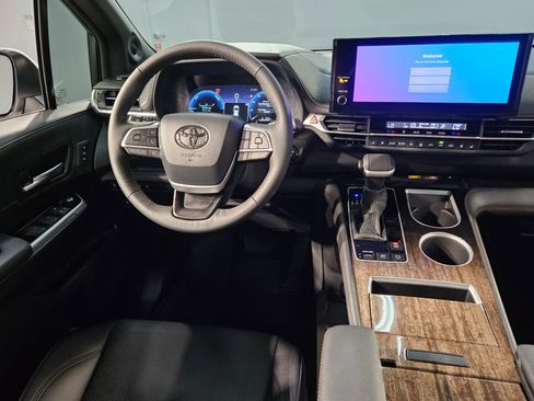 Used 2025 Toyota Sienna Platinum image 9