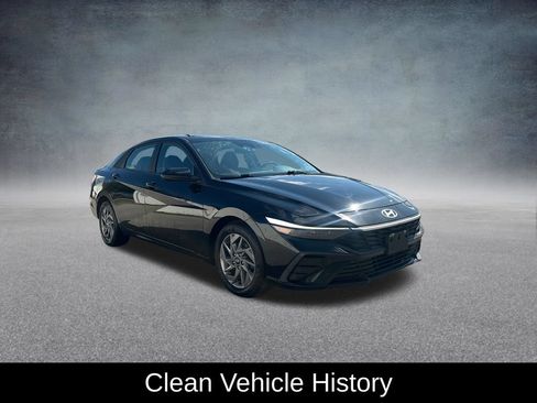 Used 2024 Hyundai Elantra SEL FWD image 4