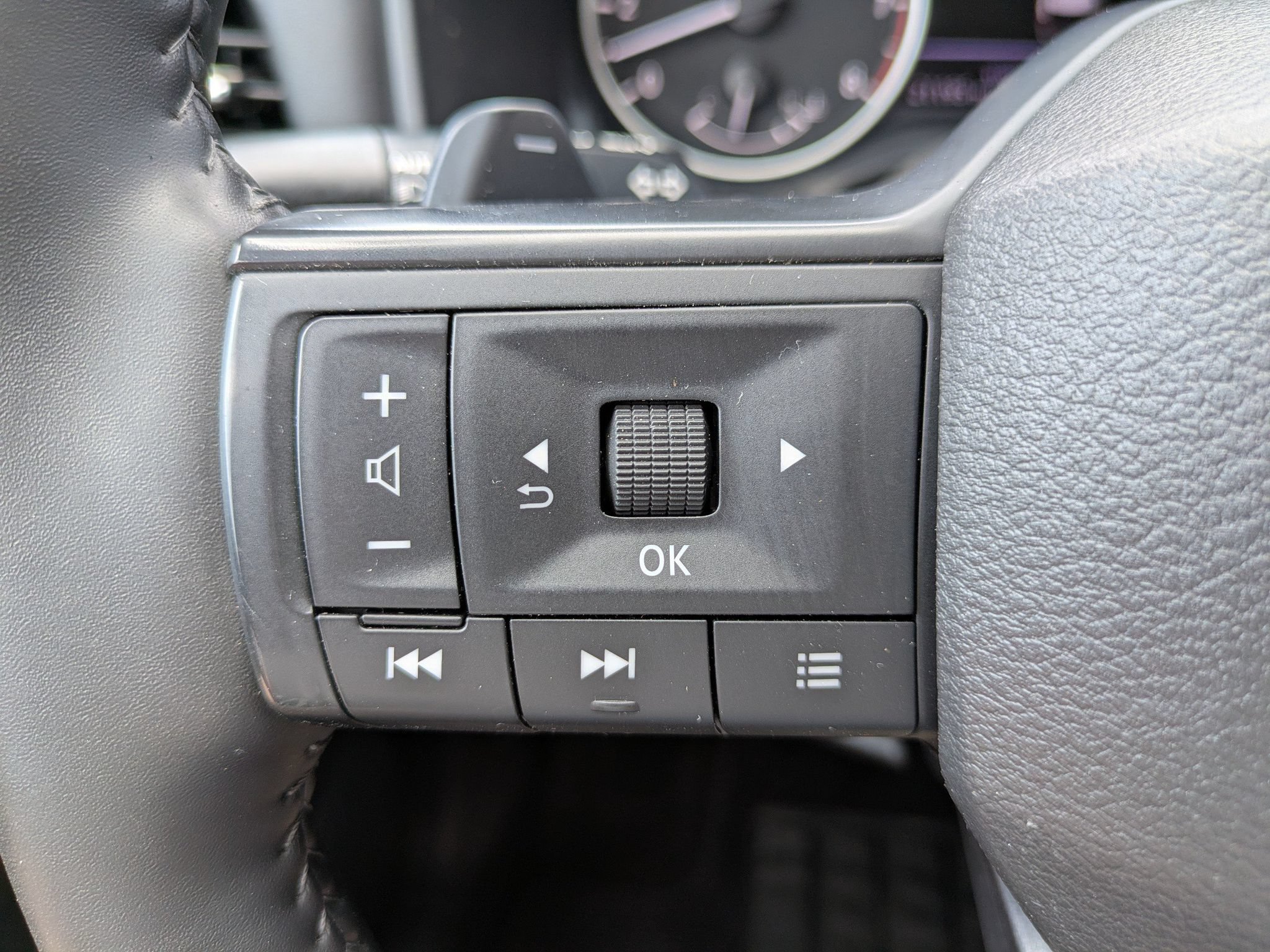 Certified 2025 Nissan Rogue SV FWD image 24