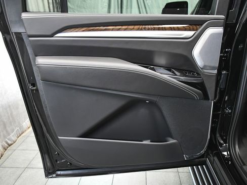 Used 2026 Cadillac Escalade ESV Platinum Sport AWD/4WD image 11