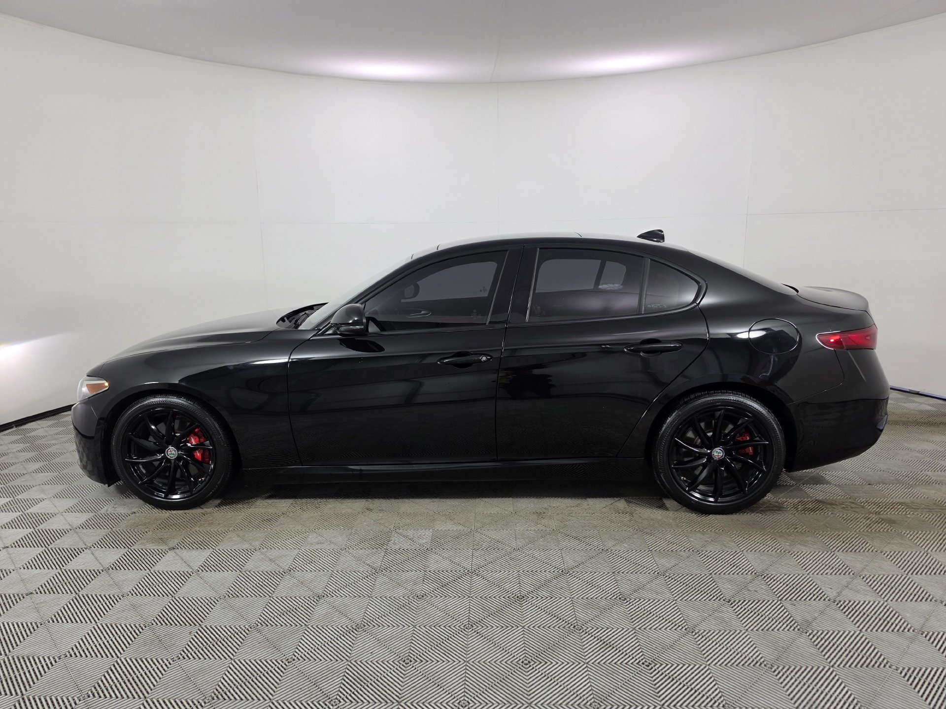 Used 2017 Alfa Romeo Giulia RWD image 38