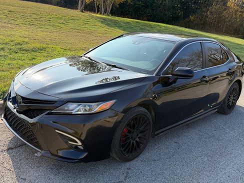 Used 2020 Toyota Camry SE FWD image 1