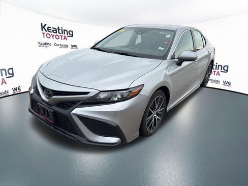 Used 2023 Toyota Camry SE FWD image 3