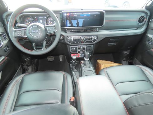 Used 2024 Jeep Gladiator Rubicon w/ Convenience Group AWD/4WD image 23
