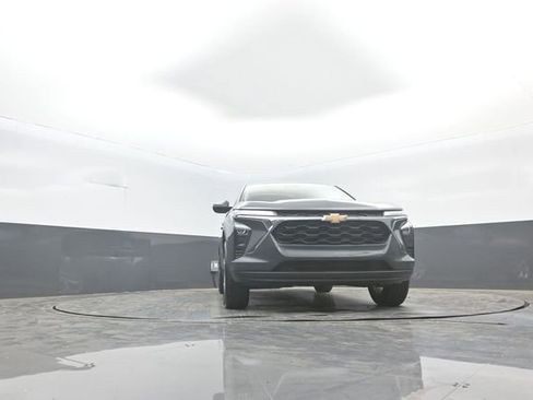 Used 2025 Chevrolet Trax LS w/ LS Convenience Package FWD image 23