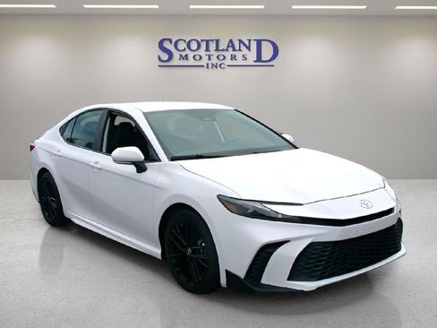 Used 2025 Toyota Camry SE FWD image 4