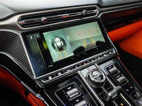 Used 2025 Aston Martin V8 Vantage Coupe RWD image 28