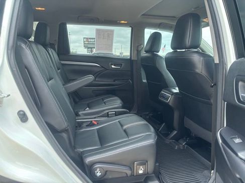Used 2018 Toyota Highlander SE FWD image 14