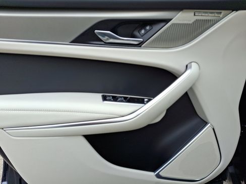 Certified 2025 Jaguar F-PACE R-Dynamic S image 13