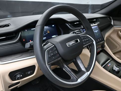 Used 2024 Jeep Grand Cherokee Limited w/ Luxury Tech Group II image 12