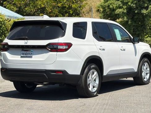 Certified 2024 Honda Pilot LX image 4