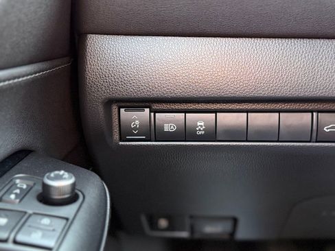 Used 2022 Toyota Venza XLE image 21