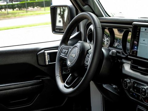 Used 2024 Jeep Wrangler Unlimited AWD/4WD image 18