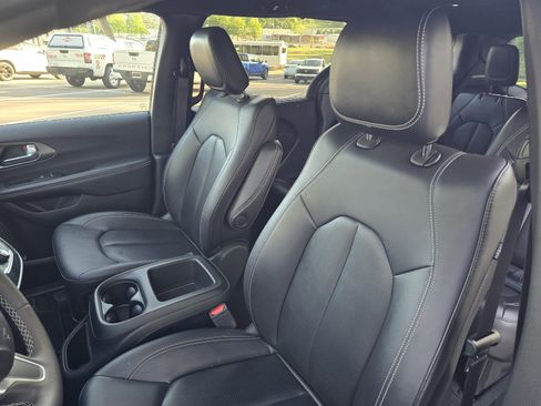 Used 2025 Chrysler Pacifica Select FWD image 13