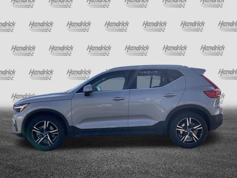 Used 2025 Volvo XC40 B5 Core image 7