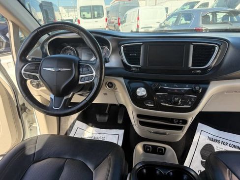 Used 2020 Chrysler Pacifica Touring-L image 19