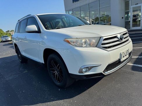 Used 2011 Toyota Highlander SE w/ Tow Pkg AWD/4WD image 2