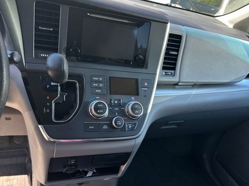 Used 2017 Toyota Sienna LE FWD image 8