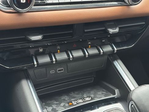 Used 2025 GMC Canyon AT4 w/ Technology Plus Package image 25