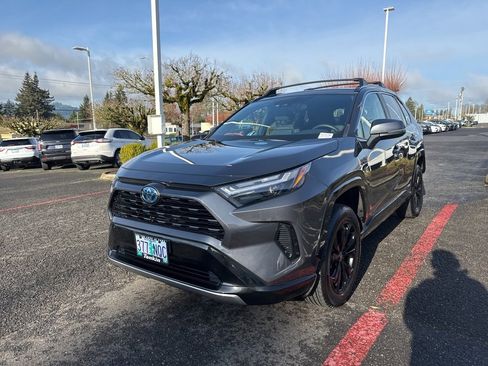 Used 2022 Toyota RAV4 SE w/ Convenience Package image 3