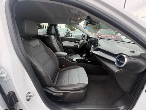 Used 2025 Chevrolet Trax LT FWD image 21