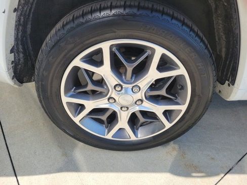 Used 2020 Jeep Grand Cherokee Overland image 15